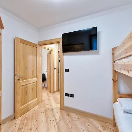 Apartman Ampezzo's New&modern Family Flat